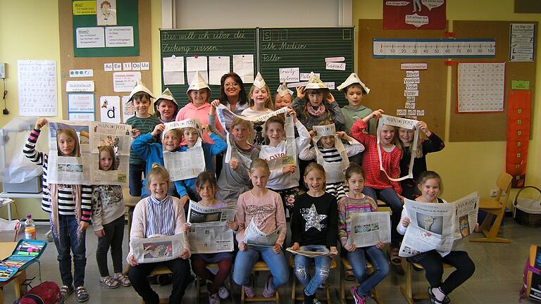 In der Projektwoche beschäftigten sich die Zweitklässler der Sommeracher Grundschule mit dem Thema Zeitung. Ein sehr vielfälftiges Medium wie die Buben und Mädchen auf dem Foto mit ihrer Lehrerin Andrea Riedmann zeigen.