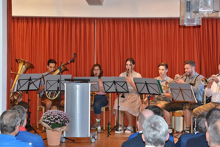 Ein eigenes Orchester hatten die Bergwachtler bei ihrer 50 Jahrfeier im Rentamt von Bischofsheim. Alles Ehrenamtliche, sagte Bereitschaftsleiter Oliver Scheuplein.