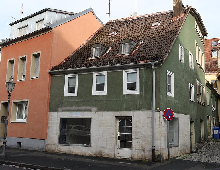 Ein für das Quartier 4 typisches Haus wartet darauf, aus seinem Dornröschenschlaf geweckt zu werden. Ein für das Quartier 4 typisches Haus wartet darauf, aus seinem Dornröschenschlaf geweckt zu werden.