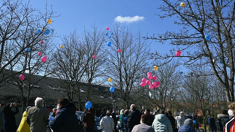 Am Ende der Eröffnungsfeier steigen die bunten Ballons in Eisingen, Aschaffenburg und Kitzingen in den Himmel. Am Ende der Eröffnungsfeier steigen die bunten Ballons in Eisingen, Aschaffenburg und Kitzingen in den Himmel.
