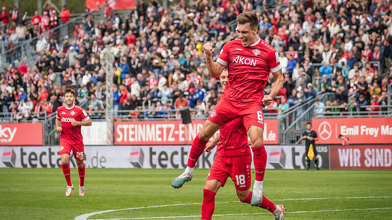 Marius Wegmann (6) von den Würzburger Kickers  trifft zum 1:0. Die Würzburger Kickers gewinnen 3:1 gegen den 1. FC Nürnberg II vor rund 2800 Zuschauern am Samstag 07.10.23 in der AKON Arena in Würzburg.