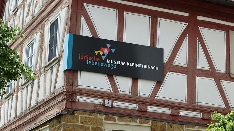 Jeden ersten Sonntag im Monat findet im Museum 'Jüdische Lebenswege' in Kleinsteinach (Lkr. Haßberge) eine Führung statt. Jeden ersten Sonntag im Monat findet im Museum 'Jüdische Lebenswege' in Kleinsteinach (Lkr. Haßberge) eine Führung statt.