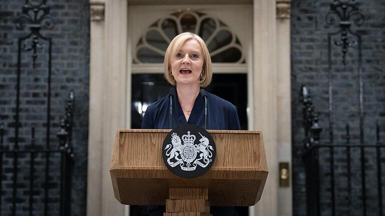 Liz Truss, neue Premierministerin von Großbritannien, hält eine Rede vor 10 Downing Street, dem offiziellen Amtssitz der britischen Premierminister. Liz Truss, neue Premierministerin von Großbritannien, hält eine Rede vor 10 Downing Street, dem offiziellen Amtssitz der britischen Premierminister.