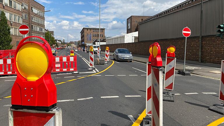 Der erste Abschnitt der Baustelle zur Erneuerung der Ernst-Sachs-Straße in Schweinfurt läuft gerade, jetzt wird der zweite Bauabschnitt ausgeschrieben. Im Sommer 2023 ist die Sanierung beendet.