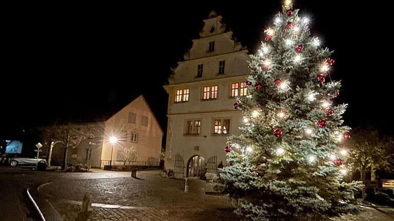 Weihnachtliche Stimmung rund um das Obernbreiter Rathaus bei der letzten Sitzung des Gemeinderats im Jahr 2022.