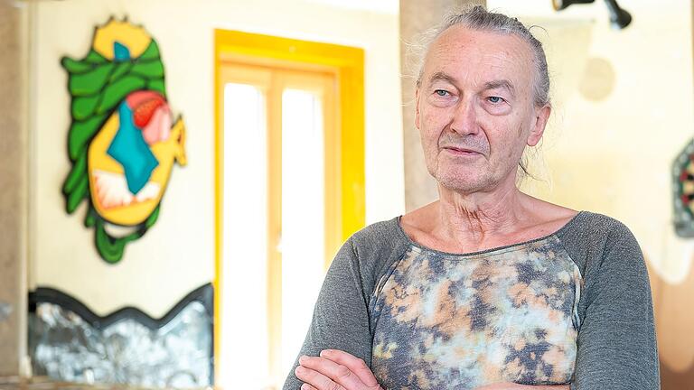 Kurt Rienecker hat jahrzehntelang das Jugendhaus in Gerolzhofen geleitet und sich mit viel Leidenschaft in der Jugendsozialarbeit engagiert. Auch nach seinem Ausscheiden in den Ruhestand setzt er sich für die Einrichtung ein und fordert die Stadt nun auf, es zeitnah wiederzueröffnen. Kurt Rienecker hat jahrzehntelang das Jugendhaus in Gerolzhofen geleitet und sich mit viel Leidenschaft in der Jugendsozialarbeit engagiert. Auch nach seinem Ausscheiden in den Ruhestand setzt er sich für die Einrichtung ein und fordert die Stadt nun auf, es zeitnah wiederzueröffnen.