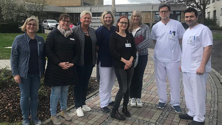 Freuten sich über die erfolgreiche Rezertifizierung als 'Lokales Traumazentrum' (von links): stellvertretende Pflegedirektorin Elisabeth Röhner, Auditorin Tanja Trautner, Natalja Kruppa, Nadja Will, Kathrin Gumprecht-Fleck, Vorständin Regina Steenbeek-Schacht, Clemens Haberer und Oberarzt Zaid Dyab.