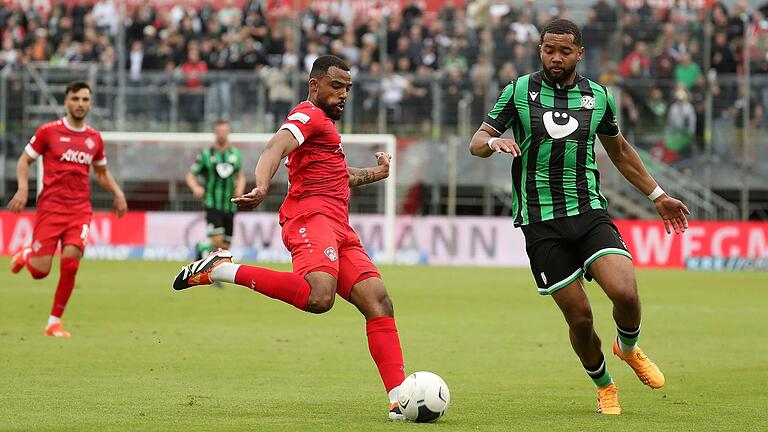 Fabrice Montcheu (links) im Zweikampf mit Brooklyn Kevin Ezeh&nbsp; beim Relegations-Hinspiel gegen Hannover 96 II im Mai.