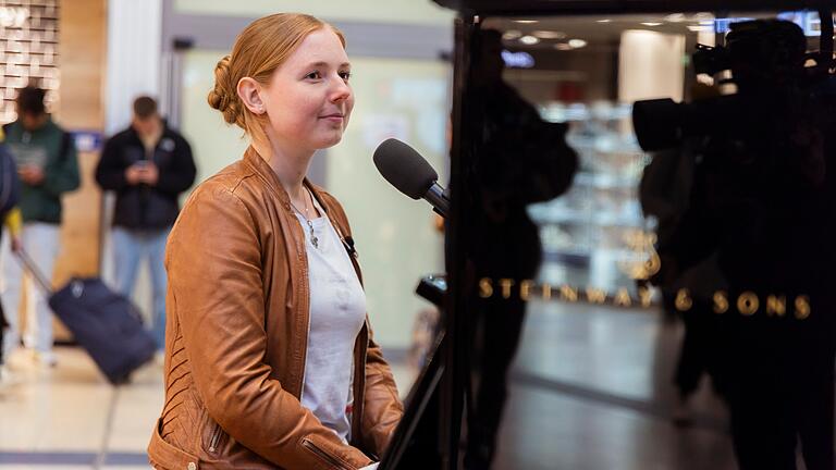 Umgeben von Filmkameras und Tontechnikern, aber auch von Menschen, die im Bahnhof einkaufen möchten oder auf Reisen sind, fand das Vorspiel von Maria Hesselbach für 'The Piano' im Leipziger Hauptbahnhof statt.