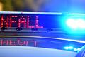 Symbolbild - Polizei sichert Unfallstelle       -  Die Polizei hat die A93 zwischen Mainburg und Wolnzach wegen der anstehenden Bergung eines verunglückten Lkw gesperrt. (Symbolfoto)