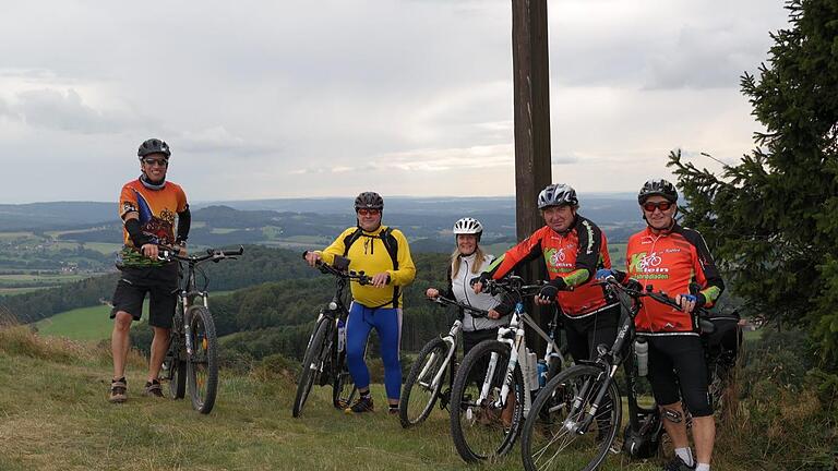 Wohl fühlt sich Karl Kraus (rechts) immer bei Radtouren mit seinen Radlerfreunden.Petra Heurich       -  Wohl fühlt sich Karl Kraus (rechts) immer bei Radtouren mit seinen Radlerfreunden.Petra Heurich