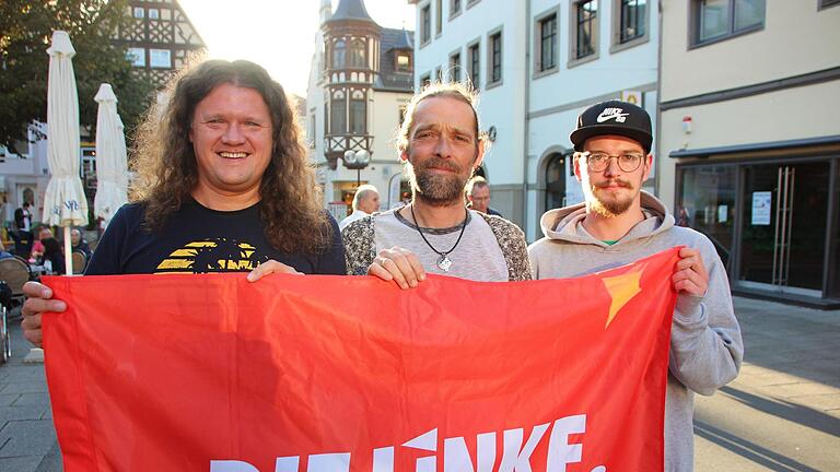 Christian Hänsch (Mitte) und Maximilian Gerber (rechts) treten für die Linke sowohl für den Kissinger Stadtrat, als auch für den Kreistag an.    Kreisvorsitzemder Frank Hertel  unterstützt die Kandidaten im Wahlkampf. Benedikt Borst/Archi       -  Christian Hänsch (Mitte) und Maximilian Gerber (rechts) treten für die Linke sowohl für den Kissinger Stadtrat, als auch für den Kreistag an.    Kreisvorsitzemder Frank Hertel  unterstützt die Kandidaten im Wahlkampf. Benedikt Borst/Archi