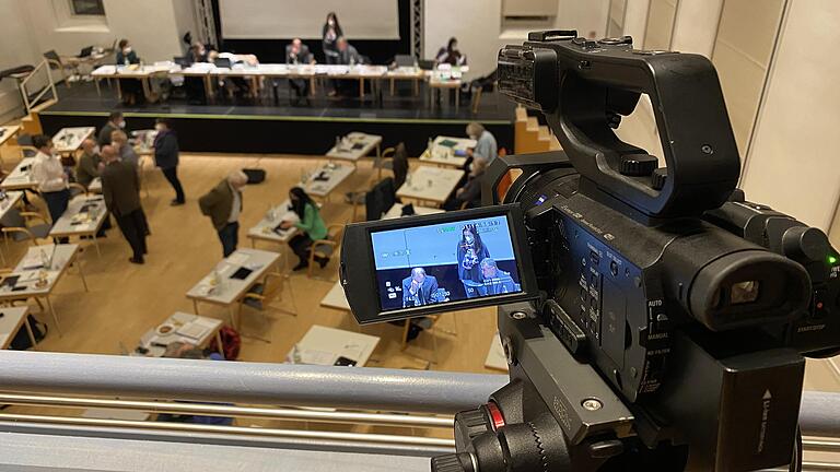 Die Möglichkeit, Stadtratssitzungen per Livestream zu übertragen, wurde in Haßfurt kontrovers diskutiert. Auch in anderen Kommunen, wie beispielsweise in Kitzingen, wo dieses Bild entstand, war eine Übertragung der Sitzungen bereits Thema.