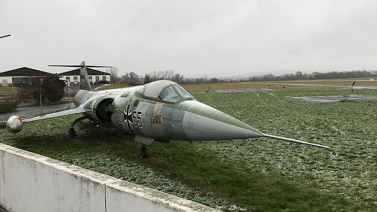 Viel Verkehr gibt es derzeit nicht auf dem Haßfurter Flugplatz. Als einziges Flugzeug ist bei nasskaltem Winterwetter ein Starfighter zu sehen, den der Motorflugclub als Ausstellungsstück auf dem Flugplatz aufgestellt hat. Viel Verkehr gibt es derzeit nicht auf dem Haßfurter Flugplatz. Als einziges Flugzeug ist bei nasskaltem Winterwetter ein Starfighter zu sehen, den der Motorflugclub als Ausstellungsstück auf dem Flugplatz aufgestellt hat.