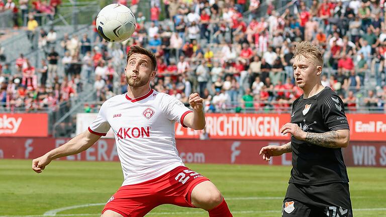 Dominik Meisel (links) von den Würzburger Kickers spielt den Ball in aller Ruhe weiter, Jens Trunk vom TSV Aubstadt bleibt die Zuschauerrolle.