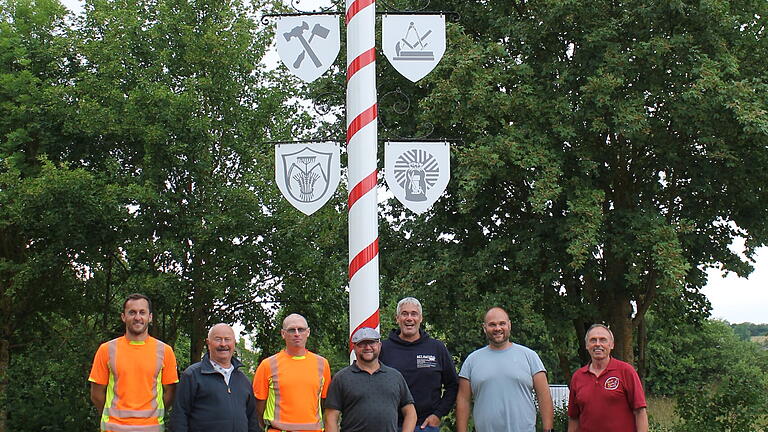 Mitte Juni wurde der neue Zunftbaum an seinem angestammten Platz am Oberstreuer Ortsteingang aufgestellt (von links): Gemeindearbeiter Arbinot Zeka, Lothar Werner (einer der ersten Initiatoren), Gemeindearbeiter Andre Euring, Bernd Beck (2. Bürgermeister), Holger Erhard (3. Bürgermeister), Stefan Kießner (Bürgermeister) und Emil Bieber.