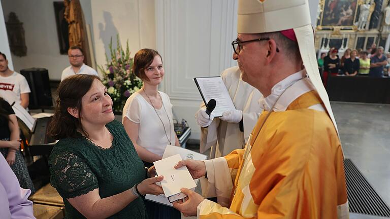 Bischof Dr. Franz Jung überreichte Michaela Rüd im Kiliansdom ihre Beauftragung als Pastoralreferentin. Bischof Dr. Franz Jung überreichte Michaela Rüd im Kiliansdom ihre Beauftragung als Pastoralreferentin.