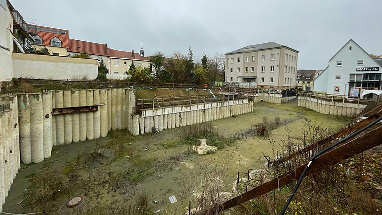 Zusätzliche Parkplätze in der Altstadt könnten in der Breslauer Straße entstehen. Die Stadt wird insgesamt 800.000 Euro für die Jahre 2026 und 2027 über das Bund-Land-Städtebauförderprogramm beantragen, voraussichtlich für den Bau einer Tiefgarage. Allerdings gehört ihr das Grundstück mit der Baugrube des unvollendeten 'Wilder Mann'-Hotelprojekts, das zwangsversteigert werden soll, noch nicht.