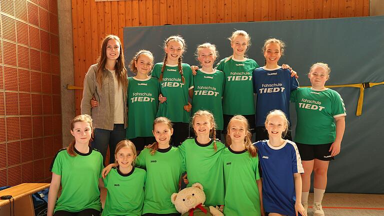 Im Bild (hinten von links): Trainerin Marina Scheidel, Marlene H., Lea H., Emilia B., Paula S., Emma B., Sophia K. Vorne von links: Hannah S., Fiona Z., Finja L., Matilda M., Johanna S., Sarah H. Es fehlt Sira T. Im Bild (hinten von links): Trainerin Marina Scheidel, Marlene H., Lea H., Emilia B., Paula S., Emma B., Sophia K. Vorne von links: Hannah S., Fiona Z., Finja L., Matilda M., Johanna S., Sarah H. Es fehlt Sira T.