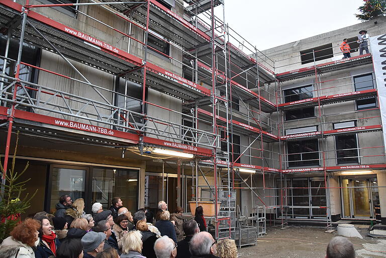 Trotz Kälte, strahlende Gesichter beim Richtfest für die Residenz WohnenPlus in Weikersheim, der Evangelischen Heimstiftung Stuttgart. Trotz Kälte, strahlende Gesichter beim Richtfest für die Residenz WohnenPlus in Weikersheim, der Evangelischen Heimstiftung Stuttgart.