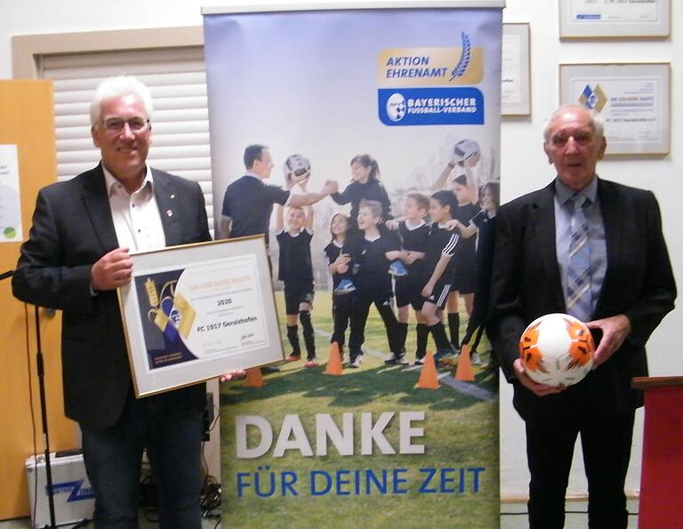 Übergabe der Goldenen Raute mit Äre: Ansgar Willacker (links) und Toni Adelhardt. Übergabe der Goldenen Raute mit Äre: Ansgar Willacker (links) und Toni Adelhardt.