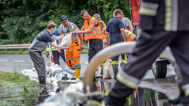 Die Feuerwehr ist wie hier in Volkach bei Hochwasser rasch zur Stelle. Manchmal, sagt der Kreisbrandrat, hilft aber nur noch evakuieren.