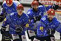 In Weihnachtstrikots hat sich Eishockey-Bayernligist ERV Schweinfurt den Wunsch nach einem Sechs-Punkte-Wochenende erfüllt. Im Spiel gegen EA Schongau bejubeln (von links) Lukas Krumpe und Petr Pohl den Torschützen zum 4:0, Dylan Hood.