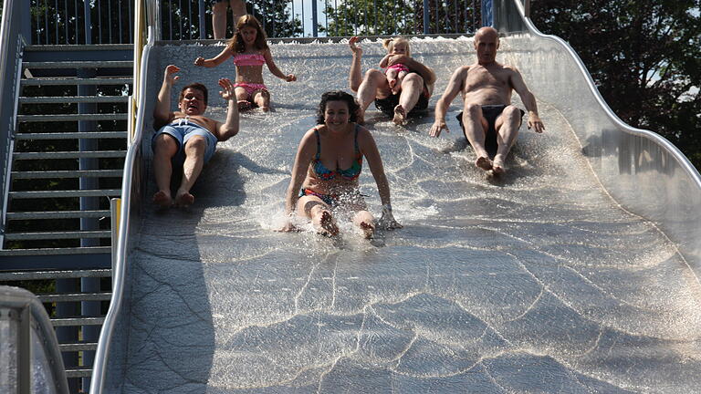 Am Freitagnachmittag wurde das sanierte und umgebaute Freibad in Hofheim eingeweiht. Nach den politischen Grußworten und dem kirchlichen Segen durften ab 16 Uhr die ersten Besucher das Bad in Beschlag nehmen - bei freiem Eintritt. Zuvor gehörte die erste Rutschpartie allerdings der Polit-Prominenz.