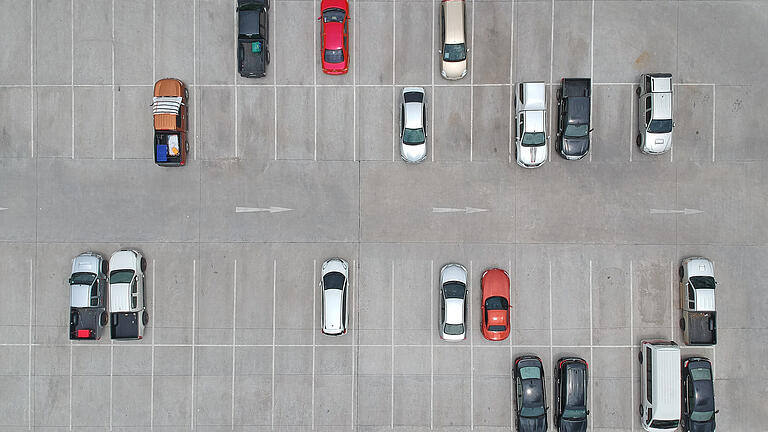 Aerial view of car parking top view       -  Symbolbild: Parkplatz