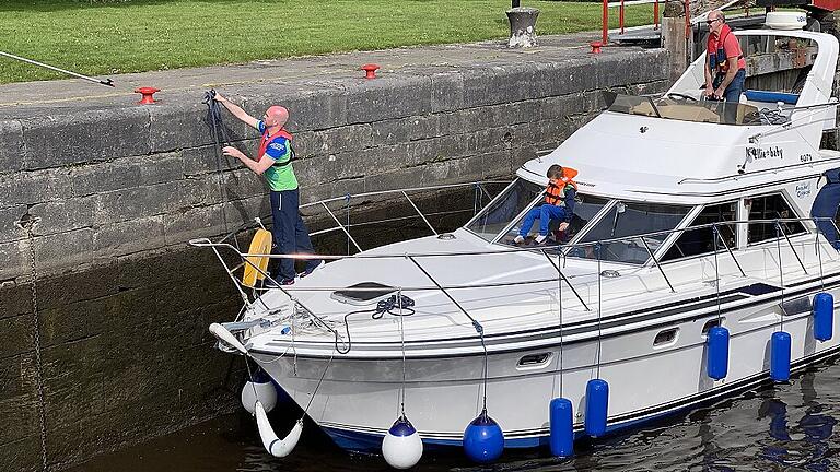 Beim Manöver in der Schleuse ist Teamarbeit gefragt.