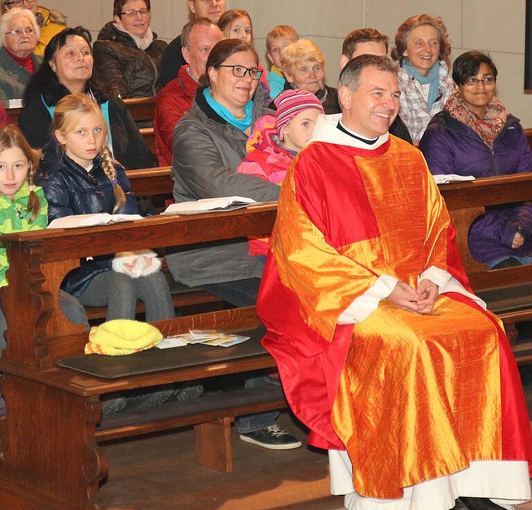 Das Bild zeigt Pfarrer Peter Göttke bei seinem Jubiläumsgottesdienst 2017 in der St. Mauritiuskirche anlässlich seines 25-jährigen Priesterjubiläums.