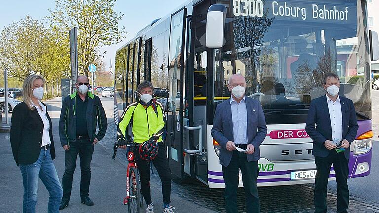 In Bad Neustadt wurde die neue Busverbindung zwischen Hessen, Unter- und Oberfranken offiziell eröffnet. Mit dabei die Geschäftsführerin der OVB, Claudia Herbig, Busfahrer Heinz Geis, Kreisrat Karl Breitenbücher, Landrat Thomas Habermann und Bad Königshofens Bürgermeister Thomas Helbling.