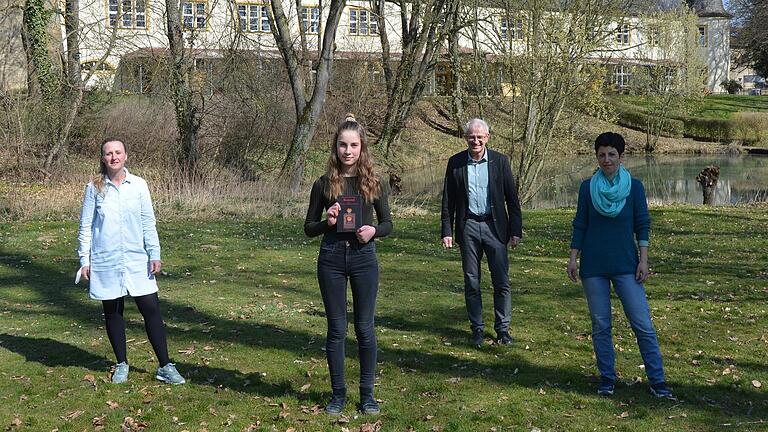 Das Foto zeigt (von links) Deutschlehrerin Claudia Blank, die strahlende Siegerin des Vorlesewettbewerbs auf Kreisebene Wilma Semle, Schulleiter Bernhard Seißinger und die Organisatorin des Vorlesewettbewerbs am FLSH Schloss Gaibach Teresa Theisen.