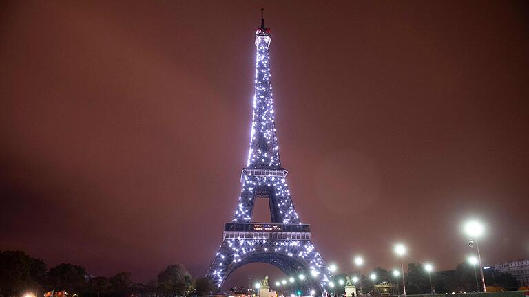 Lichter am Eiffelturm       -  In weniger als fünf Stunden kann man mit dem Zug von Augsburg nach Paris reisen - ein perfekter Wochenendtrip also. Hier gibt es Inspirationen für Kurztrips mit dem Zug.