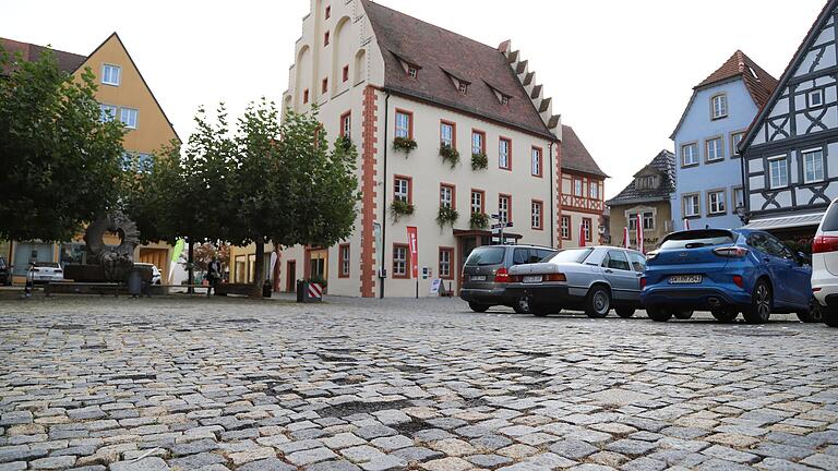 Die Schäden am Pflaster sind nicht zu übersehen: Die geplante Sanierung und Umgestaltung des Marktplatzes ist seit Jahren ein Dauerthema in Gerolzhofen, auch weil die Leitungen im Untergrund marode sind. Bei der Sitzung am Montag konnte sich der Stadtrat allerdings nicht auf den vorgestellten Vorentwurf einigen.