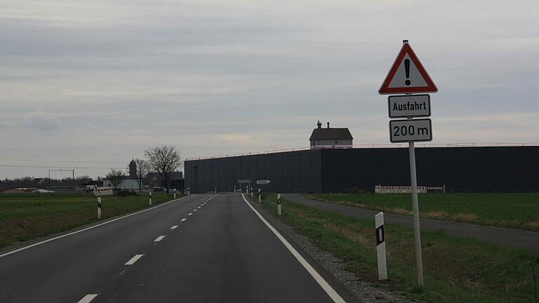 Seit kurzem weist auf der Staatsstraße 2275, kurz vor dem Ortseingang von Gerolzhofen von Mönchstockheim kommend, ein Verkehrszeichen auf die Gefahr hin, die von Fahrzeugen ausgehen können, die aus dem Industriegebiet auf die Straße abbiegen.