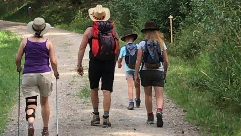 Die Wandertage auf dem Truppenübungsplatz Wildflecken sind auch für Familien ein besonderes Erlebnis. Jedes Jahr kommen mehrere tausend Wanderfans in die Rhön, um diese sonst nicht zugänglichen Wanderwege kennenzulernen (dieses Foto ist im vergangenen Jahr 2018 auf dem Truppenübungsplatz gemacht worden).