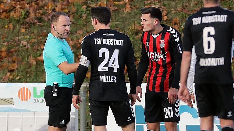 Die Diskussion brachte nichts: Schiedsrichter Christopher Knauer (von links) verhängte einen Strafstoß gegen den TSV Aubstadt, Ben Müller und Adrian Kireski konnten ihn nicht umstimmen.