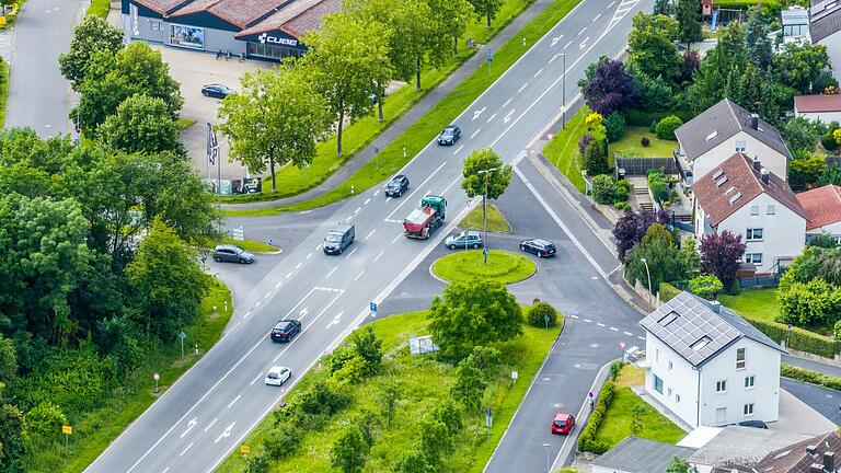 Das Landratsamt Schweinfurt hat&nbsp;aufgrund besonderer örtlicher Verhältnisse kürzlich eine Geschwindigkeitsbegrenzung im Bereich der Kreuzung angeordnet. Innerorts gilt Tempo 30, außerorts 70 km/h.