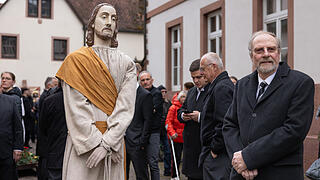 Karfreitagsprozession Lohr am Main       -  Angehörige verschiedener Handwerkszünfte ziehen am 18.04.25 in einer Karfreitagsprozession durch die Innenstadt von Lohr am Main (Landkreis Main-Spessart).