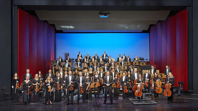 Das Philharmonisches Orchester Würzburg mit seinem Generalmusikdirektor Enrico Calesso. Das Foto entstand im Mainfranken Theater. Hier hätte die Bruckner-Besetzung allerdings nicht Platz genug gehabt.