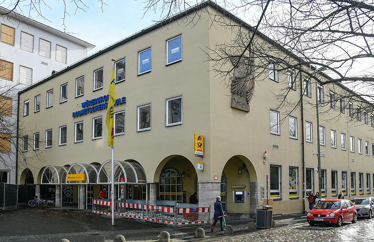 Die alte Hauptpost am Paradeplatz soll abgerissen und ein neues Hotel gebaut werden. Derzeit läuft ein Gestaltungswettbewerb für die Fassade.