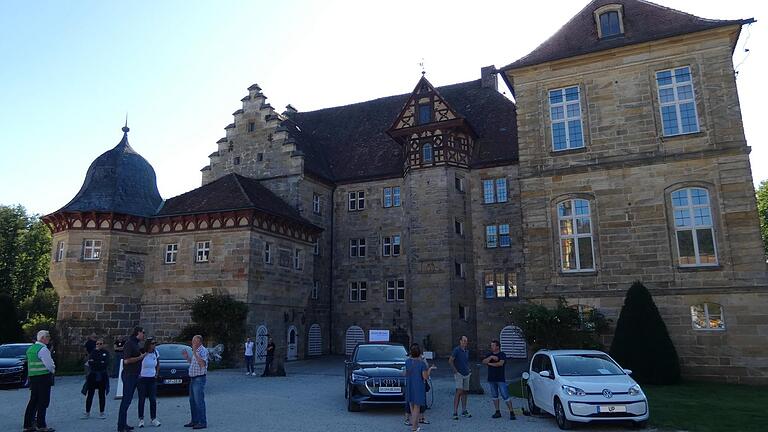 Wieder einmal war Schloss Eyrichshof die Kulisse für eine Veranstaltung. Im Schlosshof präsentierten sich zahlreiche Aussteller mit Fahrzeugen alternativen Antriebs.