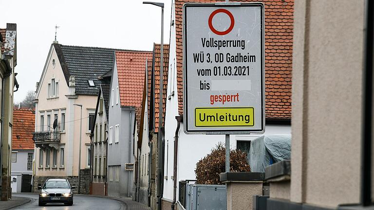 Fast ein Jahr schon sind die Kreisstraßen von Veitshöchheim nach Gadheim und Oberdürrbach gesperrt. Betroffenen fragen sich, wie lange noch. Landrat Eberth vertröstet.