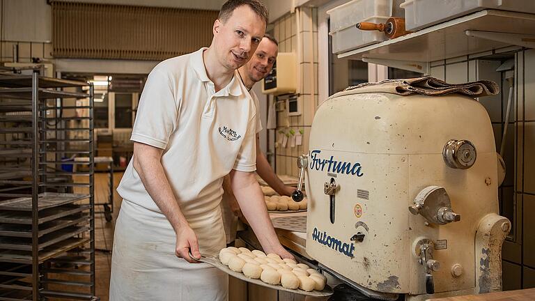 Der Brötchenteig wird maschinell portioniert.