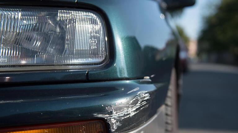 Wenn es beim Ausparken aus der Parklücke gekracht hat, sollte Autofahrer immer die Polizeo rufen. Foto:Arno Burgi/Zentralbild - Beim Ausparken die Lücke falsch eingeschätzt und dann womöglich weggefahren. Justizminister Buschmann will aus der Fahrerflucht eine Ordnungswidrigkeit machen. Wenn es beim Ausparken aus der Parklücke gekracht hat, sollte Autofahrer immer die Polizeo rufen. Foto:Arno Burgi/Zentralbild - Beim Ausparken die Lücke falsch eingeschätzt und dann womöglich weggefahren. Justizminister Buschmann will aus der Fahrerflucht eine Ordnungswidrigkeit machen.