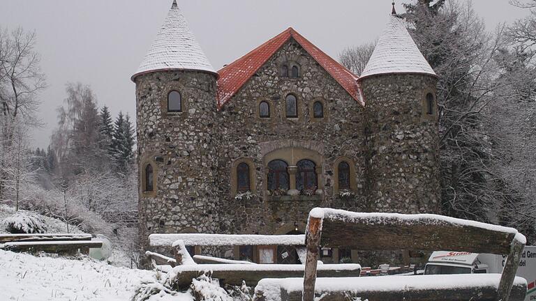 Eine Winterwanderung rund um das Jagdschloss Holzberghof oberhalb von Bischofsheim nahe der Hochrhönstraße kann ein unvergessliches Erlebnis werden. Eine Winterwanderung rund um das Jagdschloss Holzberghof oberhalb von Bischofsheim nahe der Hochrhönstraße kann ein unvergessliches Erlebnis werden.