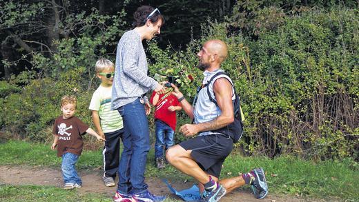 Zwischenstopp von Herzen: Nach 62 Kilometern, kurz vor dem Ziel, ging Mario Rothemel in die Knie &ndash; um seiner Freundin einen Heiratsantrag zu machen.