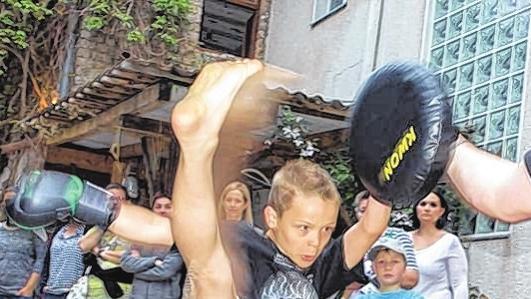 In Aktion: Tyler demonstriert mit seinem Vater Andrei Felde den Gästen beim Empfang Elemente aus seinen Sportarten.