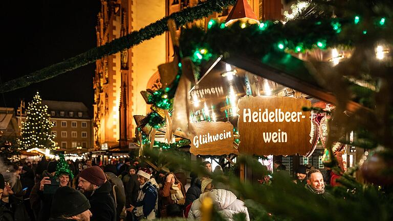 Wie viel eine Tasse Glühwein auf dem Würzburger Weihnachtsmarkt kostet, hängt von verschiedenen Faktoren ab.